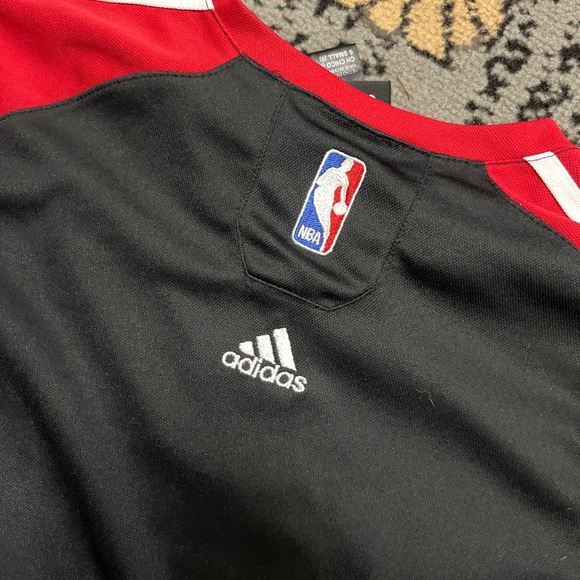 Thrifted vintage authentic Chicago Bulls red and black shooting shirt - Picture 4 of 5